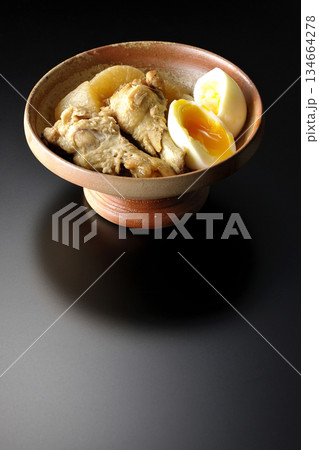 手羽元と大根と卵の甘辛煮を黒背景で撮影 手羽元と大根と卵の甘辛煮を黒背景で撮影 134664278