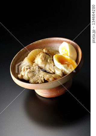 手羽元と大根と卵の甘辛煮を黒背景で撮影 134664280