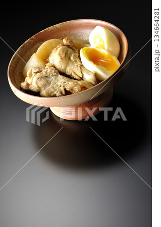 手羽元と大根と卵の甘辛煮を黒背景で撮影 134664281