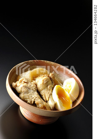 手羽元と大根と卵の甘辛煮を黒背景で撮影 134664282