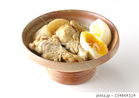 手羽元と大根と卵の甘辛煮を白背景で撮影 手羽元と大根と卵の甘辛煮を白背景で撮影 134664324