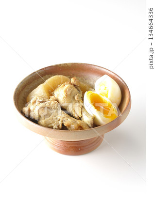 手羽元と大根と卵の甘辛煮を白背景で撮影 手羽元と大根と卵の甘辛煮を白背景で撮影 134664336