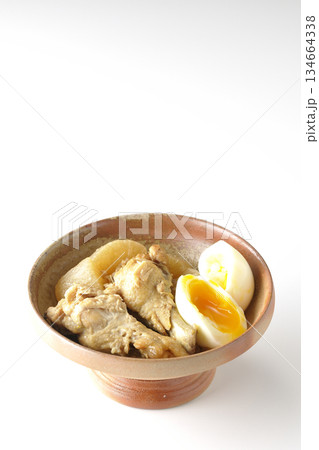 手羽元と大根と卵の甘辛煮を白背景で撮影 134664338