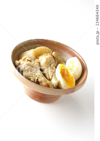 手羽元と大根と卵の甘辛煮を白背景で撮影 手羽元と大根と卵の甘辛煮を白背景で撮影 134664340