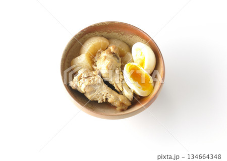 手羽元と大根と卵の甘辛煮を白背景で撮影 手羽元と大根と卵の甘辛煮を白背景で撮影 134664348