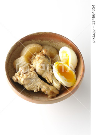 手羽元と大根と卵の甘辛煮を白背景で撮影 手羽元と大根と卵の甘辛煮を白背景で撮影 134664354