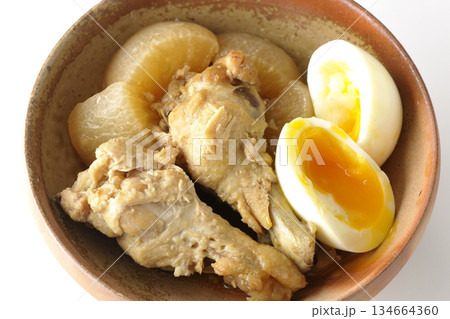 手羽元と大根と卵の甘辛煮を白背景で撮影 134664360