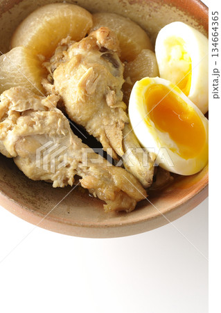 手羽元と大根と卵の甘辛煮を白背景で撮影 手羽元と大根と卵の甘辛煮を白背景で撮影 134664365
