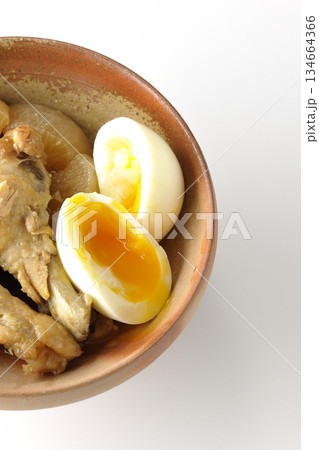手羽元と大根と卵の甘辛煮を白背景で撮影 134664366