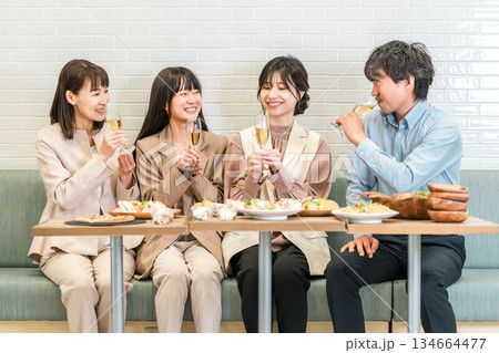 飲食店で食事会,飲み会をするビジネスマンとビジネスウーマン 134664477