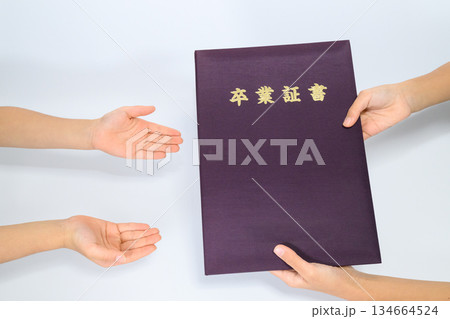 卒業証書を授与する瞬間の手元のアップ 卒業証書を授与する瞬間の手元のアップ 134664524