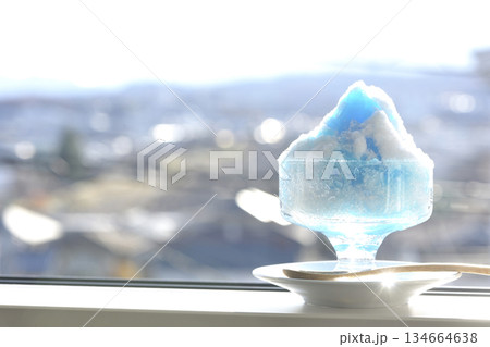 窓辺に置いたブルーハワイのかき氷 134664638