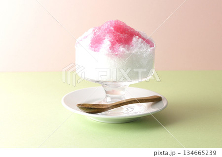 苺のシロップがかかったかき氷 苺のシロップがかかったかき氷 134665239