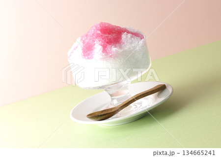 苺のシロップがかかったかき氷 苺のシロップがかかったかき氷 134665241