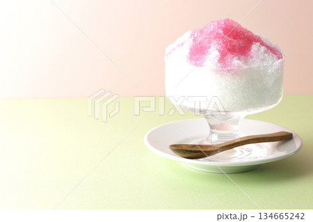 苺のシロップがかかったかき氷 苺のシロップがかかったかき氷 134665242