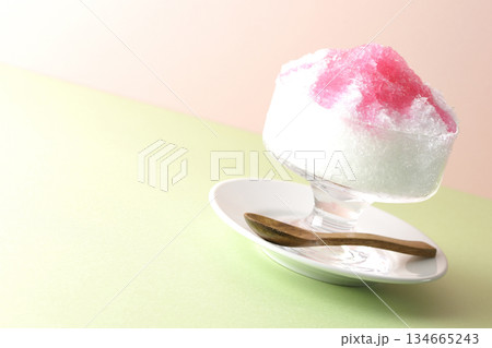 苺のシロップがかかったかき氷 134665243