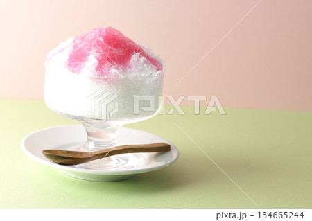 苺のシロップがかかったかき氷 134665244