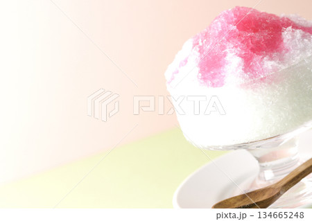 苺のシロップがかかったかき氷 134665248