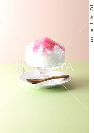 苺のシロップがかかったかき氷 134665251