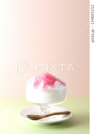 苺のシロップがかかったかき氷 苺のシロップがかかったかき氷 134665252