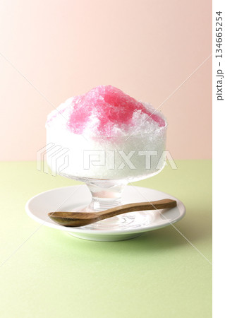 苺のシロップがかかったかき氷 134665254