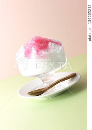 苺のシロップがかかったかき氷 苺のシロップがかかったかき氷 134665255