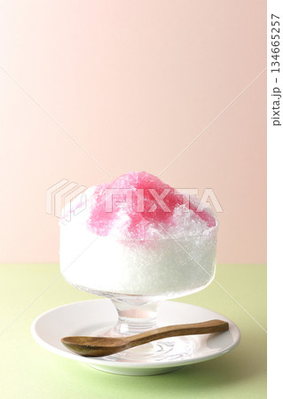 苺のシロップがかかったかき氷 苺のシロップがかかったかき氷 134665257