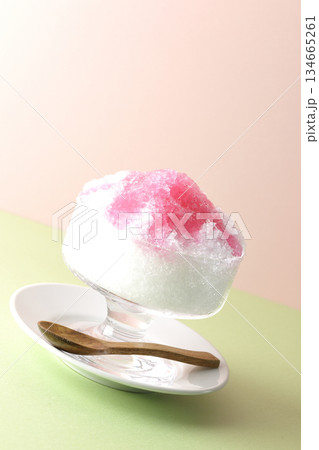 苺のシロップがかかったかき氷 苺のシロップがかかったかき氷 134665261