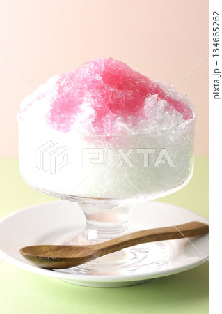 苺のシロップがかかったかき氷 134665262