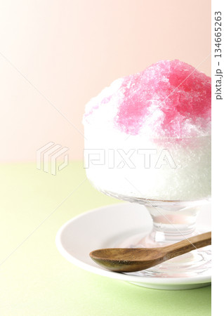 苺のシロップがかかったかき氷 134665263