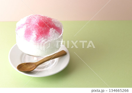 苺のシロップがかかったかき氷 134665266