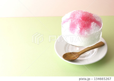 苺のシロップがかかったかき氷 苺のシロップがかかったかき氷 134665267