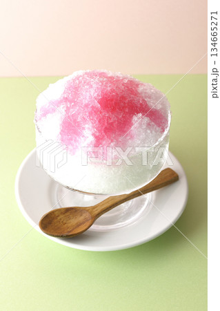 苺のシロップがかかったかき氷 134665271