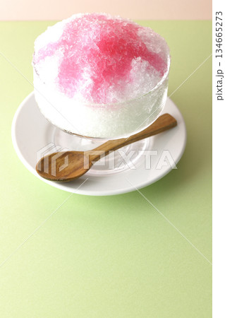 苺のシロップがかかったかき氷 134665273