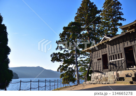 箱根関所の大番所・上番休息所と芦ノ湖 134665278