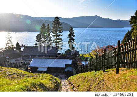 遠見番所から見た箱根関所と芦ノ湖 134665281