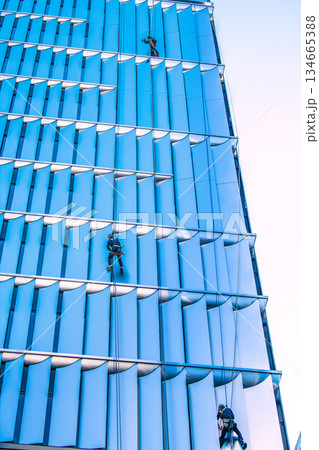日本の東京都市景観年の瀬の銀座に…“忍者”出現！。ビルの窓ガラスの清掃…年末大掃除…＝23日 134665388