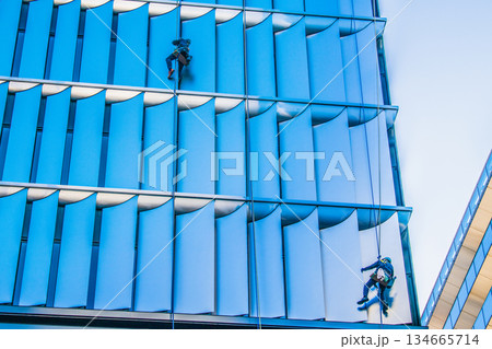 日本の東京都市景観年の瀬の銀座に…“忍者”出現!。ビルの窓ガラスの清掃…年末大掃除…=23日 日本の東京都市景観年の瀬の銀座に…“忍者”出現!。ビルの窓ガラスの清掃…年末大掃除…=23日 134665714