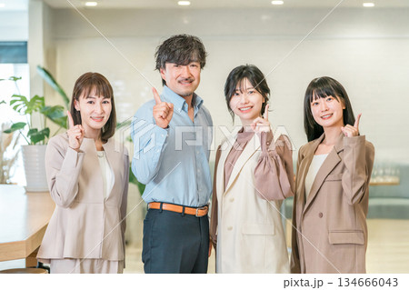 会社のオフィスにいる上司,役員の男性ビジネスマンとアシスタント,秘書の女性スタッフ 会社のオフィスにいる上司,役員の男性ビジネスマンとアシスタント,秘書の女性スタッフ 134666043