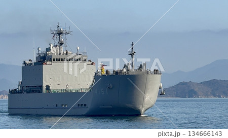 入港してきた輸送艦 入港してきた輸送艦 134666143