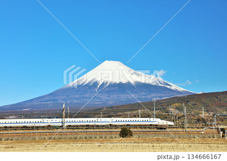 静岡県 青空の富士山と新幹線 静岡県 青空の富士山と新幹線 134666167