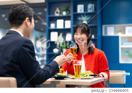 飲み会をする男女 134666405