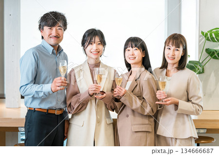 シャンパンで乾杯するビジネスマン男女（チームワーク,決起集会,祝勝会,お祝い） 134666687