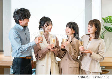 シャンパンで乾杯するビジネスマン男女（チームワーク,決起集会,祝勝会,お祝い） 134666688