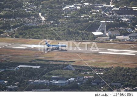 島の滑走路に着陸する旅客機 住宅地に近い八丈島空港の瞬間 島の滑走路に着陸する旅客機 住宅地に近い八丈島空港の瞬間 134666889