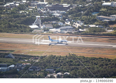 島の滑走路を走行する旅客機 住宅地に近い八丈島空港の風景 島の滑走路を走行する旅客機 住宅地に近い八丈島空港の風景 134666890