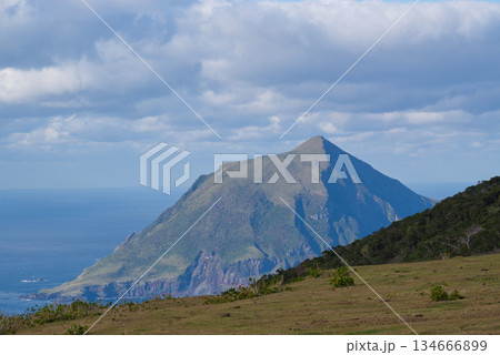 八丈島ふれあい牧場から望む断崖の山と海 青空と雲が広がる島の風景と八丈小島 八丈島ふれあい牧場から望む断崖の山と海 青空と雲が広がる島の風景と八丈小島 134666899