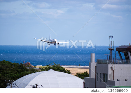 八丈島空港に着陸する旅客機　海を背景にした離島空港の風景 134666900