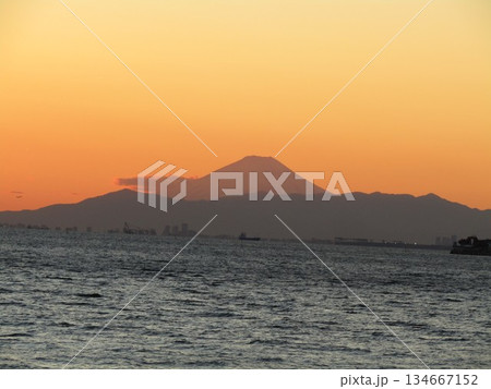 夕焼け空に浮かび上がる富士山 134667152