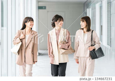 オフィスビルの廊下を歩くビジネスウーマン,ワーキングウーマン（オフィスカジュアル） 134667231